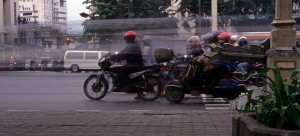 Mopeds an der Kreuzung
