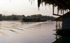 Discoboot auf dem River Kwai