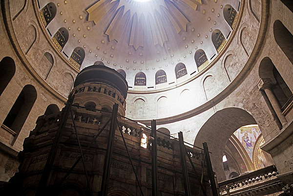 Grabeskirche: Ädikula mit dem Heiligen Grab unter der Kuppel der Rotunde