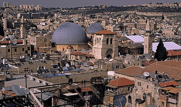 Christliches Viertel der Jerusalemer Altstadt: Grabeskirche (Kirche vom heiligen Grab, Auferstehungskirche), eingerahmt von 2 Minaretten