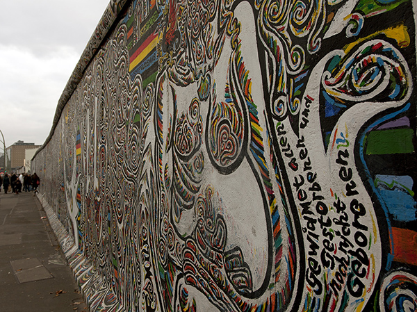 East Side Gallery - Schamil Gimajew: „World People - Wir sind ein Volk“