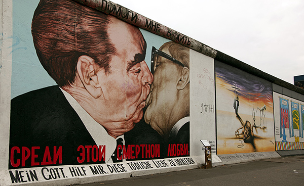 East Side Gallery - Dmitri Wrubel: „Mein Gott hilf mir, diese tödliche Liebe zu überleben“, Marc Engel „Marionetten eines abgesetzten Stücks“, Alexej Taranin: „Mauern international“