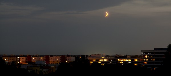 Blick vom Ostparkhügel: Der Mond über München-Perlach
