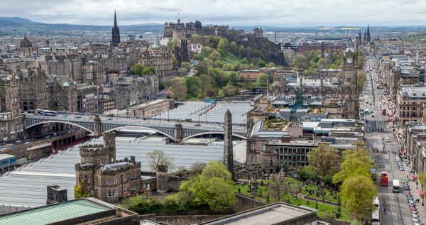 Blick vom Nelson Monument auf Old Town, Edinburgh Castle und New Town