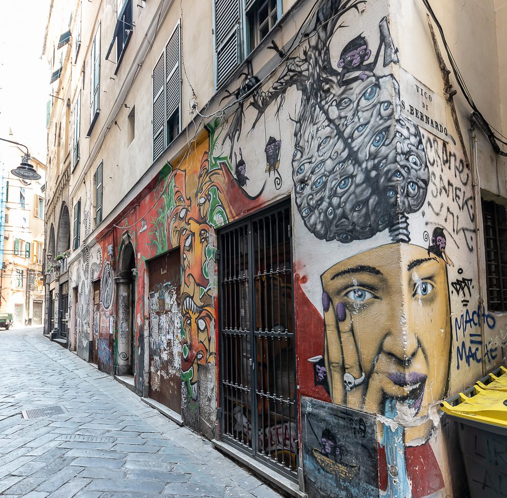 Centro storico: Via dei Giustiniani / Vico San Bernardo Genua