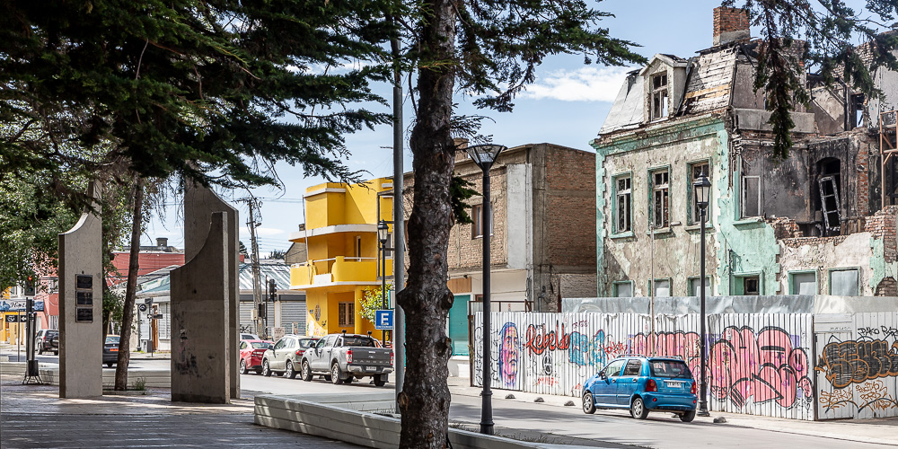Parque Central Avenida Cristóbal Colón mit dem Monumento A los ejecutados y desaparecidos de la dictadura, Avenida Cristobal Colón Punta Arenas