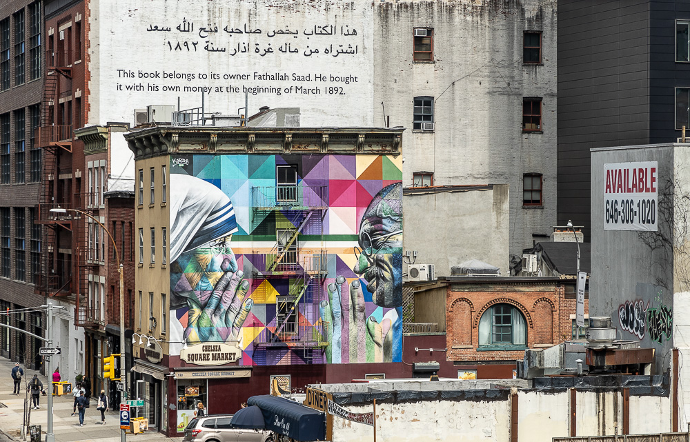 Blick vom High Line Park: 10th Avenue / West 18th Street - Wandmalerei Gandhi und Mutter Teresa (von Eduardo Kobra) New York City