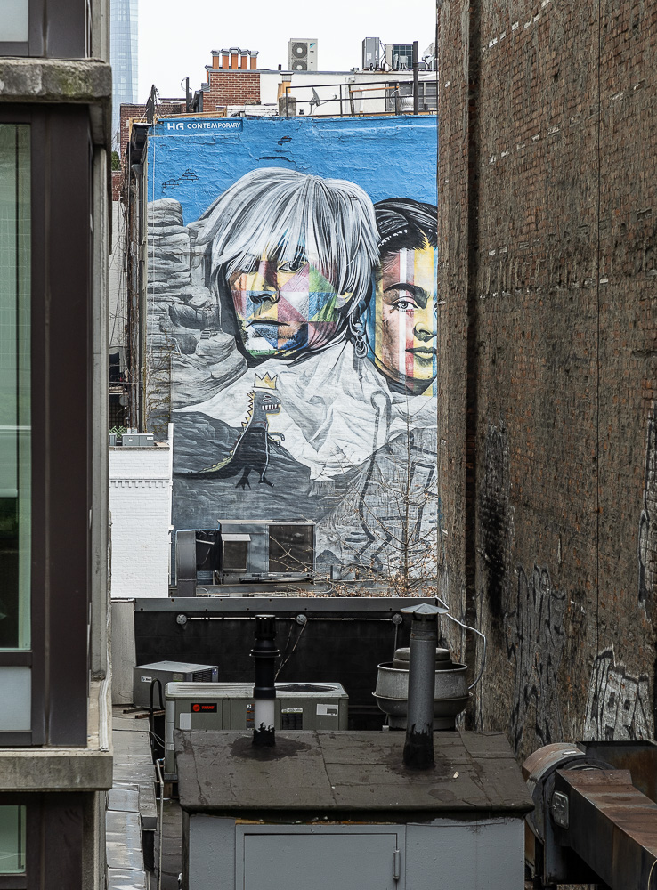 Blick vom High Line Park: 10th Avenue - Wandmalerei Mount Rushmore of Art (von Eduardo Kobra) New York City