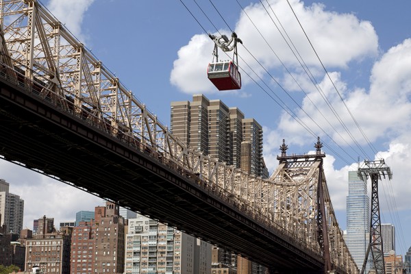 Queensboro Bridge und Roosevelt Island Tram nach Manhattan, New York