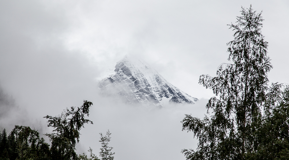 "... die Bergspitzen stecken in dichten Wolken, ..."