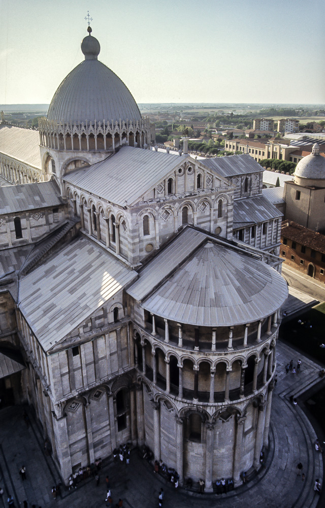 Blick vom Schiefen Turm (Campanile): Piazza dei Miracoli (Platz der Wunder) Pisa mit dem Duomo di Santa Maria Assunta