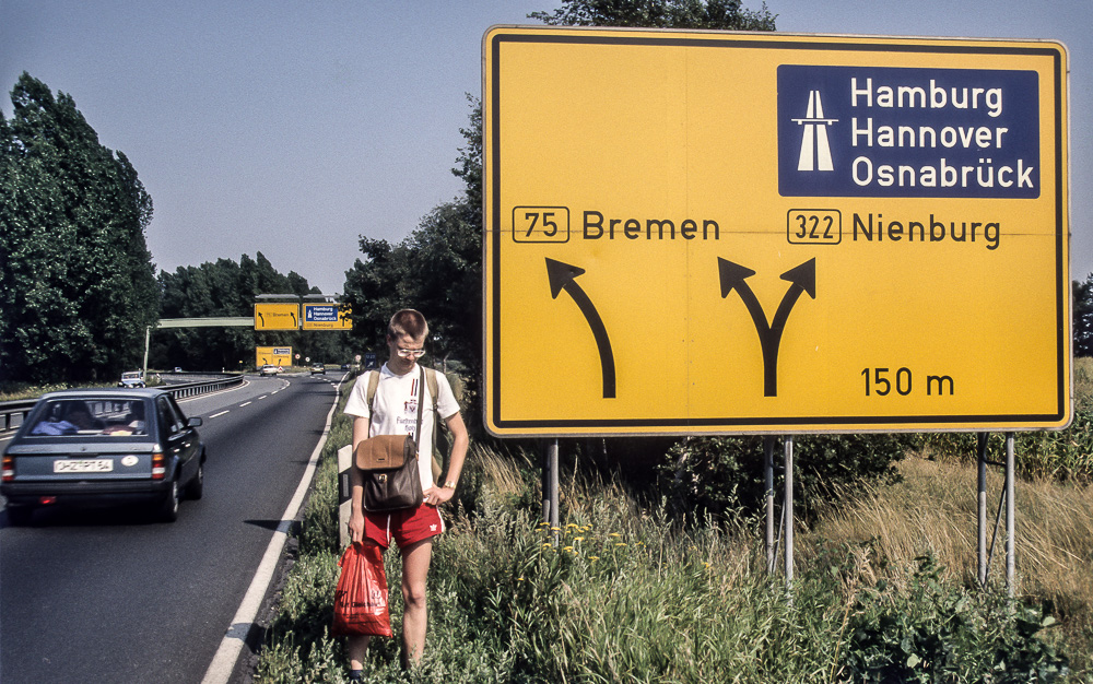 Kreuzung Bundesstraßen bei Delmenhorst 75/322: Jürgen im T-Shirt mit dem Fürstenberg Holz Logo