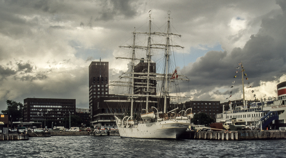 Hafen und Rathaus von Oslo