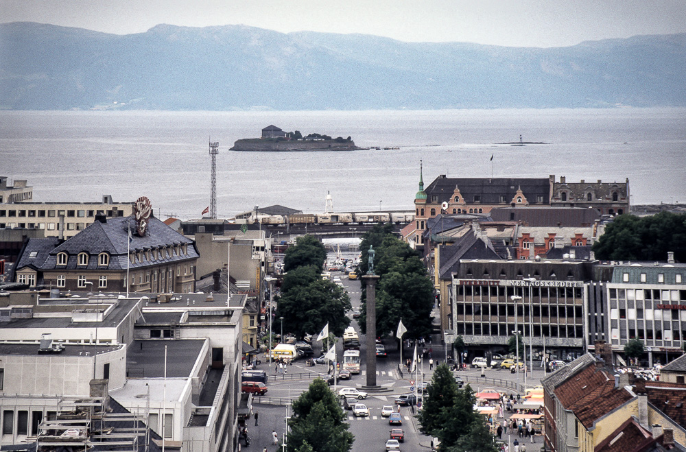 Blick vom Nidarosdom Trondheim: Marktplatz mit der Statue des Stadtgründers und Wikingerkönigs Olav I Trygvason, Trondheimfjord mit Munkholmen