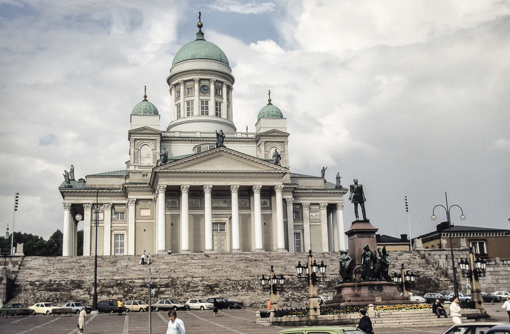 Senatsplatz Helsinki mit dem Denkmal für Alexander II. und dem Dom von Helsinki