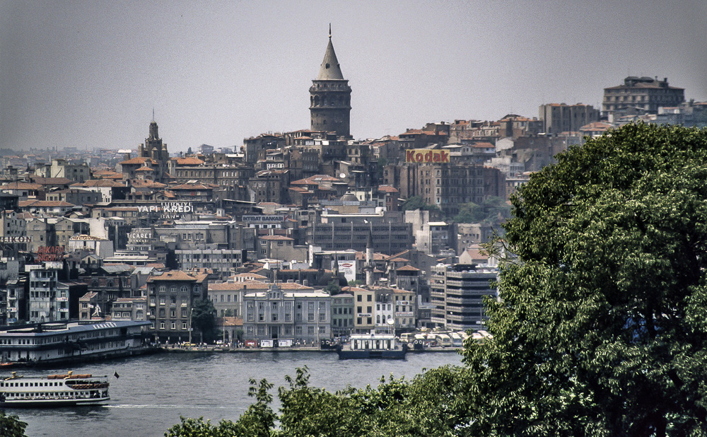 Blick auf das Goldene Horn und Galata mit dem Galata-Turm Istanbul