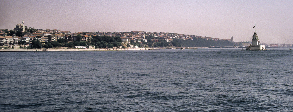 Bosporus mit dem Leanderturm (rechts) vor Üsküdar (Istanbul)