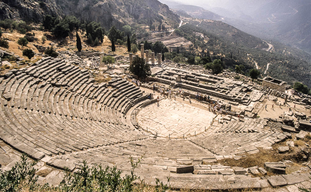 Heiliger Bezirk von Delphi mit dem Theater