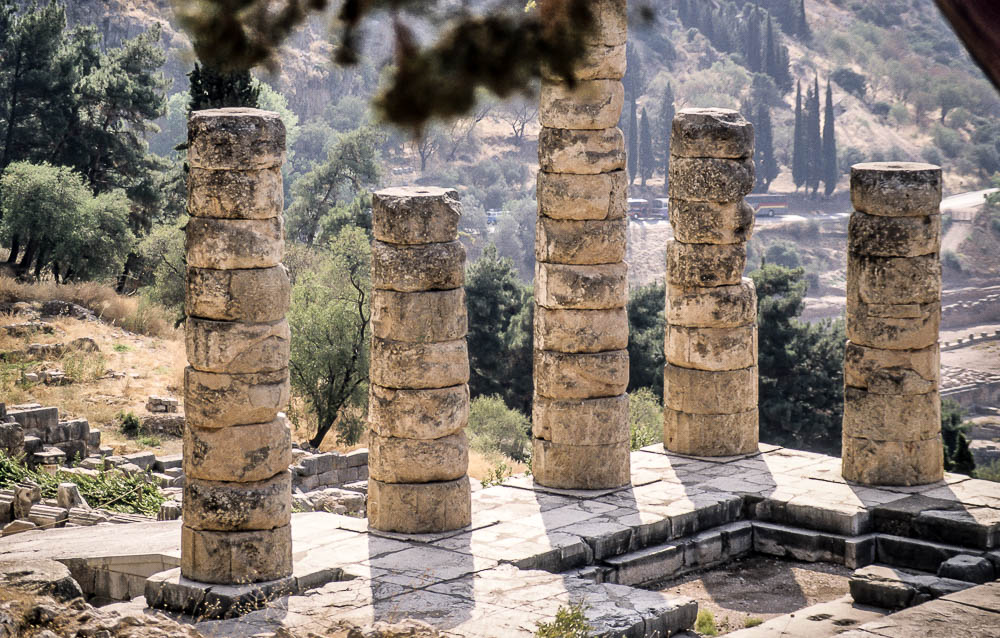 Heiliger Bezirk von Delphi mit dem Apollon-Tempel